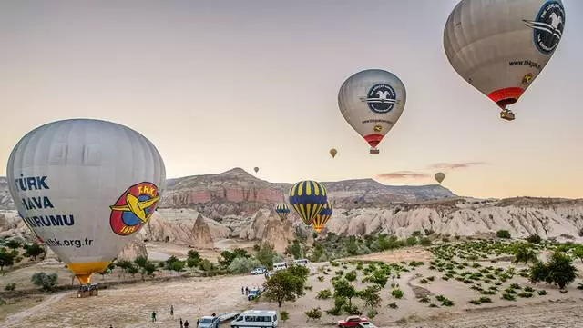 ركوب المناطيد في كابادوكيا