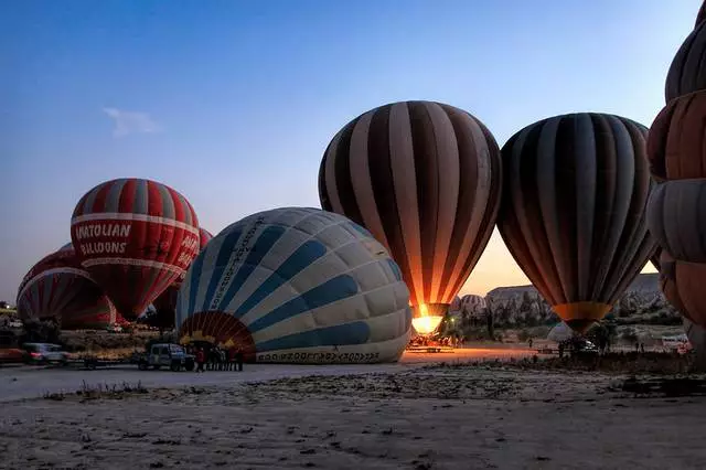 ركوب المناطيد في كابادوكيا