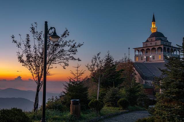 كم تبعد ريزا عن طرابزون